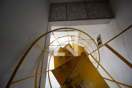 Escada de casa para alugar com 2 quartos, 88m² em Conjunto Residencial José Bonifácio, São Paulo