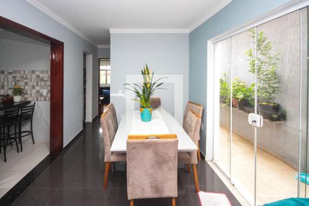 Casa à venda com 130m², 4 quartos e 2 vagas Casa à venda com 130m², 4 quartos e 2 vagasSala de Jantar