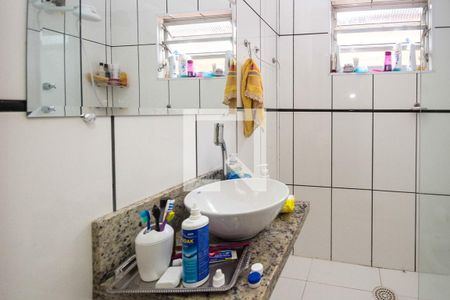 Casa à venda com 130m², 4 quartos e 2 vagas Casa à venda com 130m², 4 quartos e 2 vagasBanheiro Social