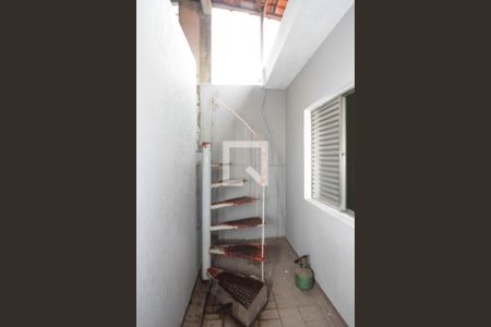 Casa à venda com 130m², 4 quartos e 2 vagas Casa à venda com 130m², 4 quartos e 2 vagasEscada