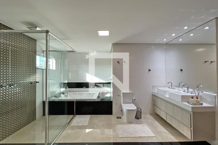 Apartamento à venda com 402m², 4 quartos e 6 vagasBanheiro do Quarto 1