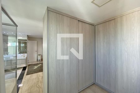 Apartamento à venda com 402m², 4 quartos e 6 vagasBanheiro do Quarto 1