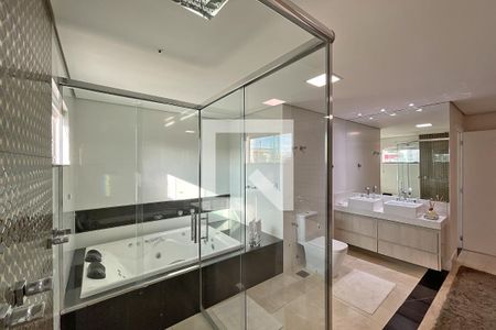 Apartamento à venda com 402m², 4 quartos e 6 vagasBanheiro do Quarto 1