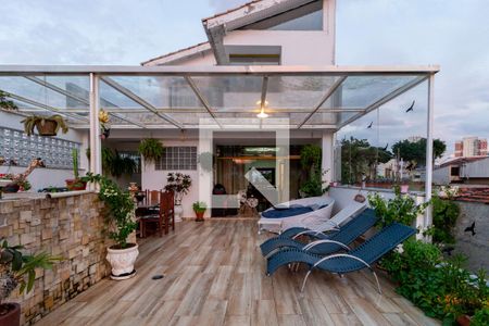 Casa à venda com 300m², 3 quartos e 8 vagas Casa à venda com 300m², 3 quartos e 8 vagasEspaço Gourmet