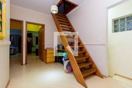 Casa à venda com 300m², 3 quartos e 8 vagas Casa à venda com 300m², 3 quartos e 8 vagasEscada