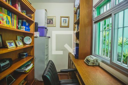 Casa à venda com 318m², 4 quartos e 4 vagasEscritório