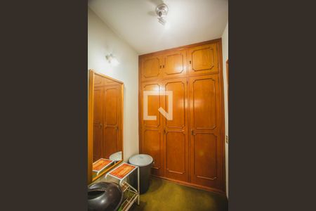 Casa à venda com 318m², 4 quartos e 4 vagasCloset