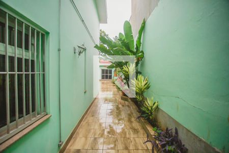 Casa à venda com 318m², 4 quartos e 4 vagasCorredor lateral