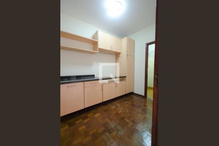 Casa à venda com 380m², 5 quartos e 8 vagasCozinha - Churrasqueira