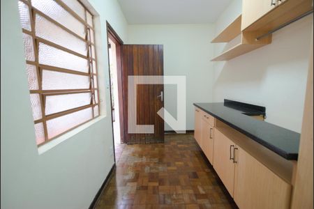 Casa à venda com 380m², 5 quartos e 8 vagasCozinha - Churrasqueira
