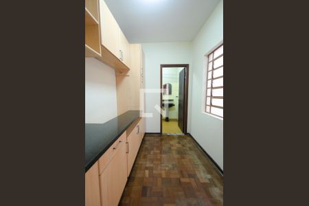 Casa à venda com 380m², 5 quartos e 8 vagasCozinha - Churrasqueira