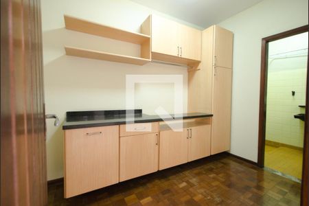 Casa à venda com 380m², 5 quartos e 8 vagasCozinha - Churrasqueira