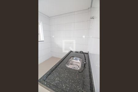 Cozinha de apartamento para alugar com 2 quartos, 33m² em Vila Antonieta, São Paulo