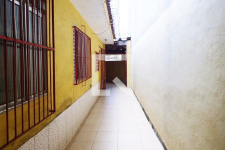 Casa para alugar com 130m², 2 quartos e 2 vagasCorredor lateral externo