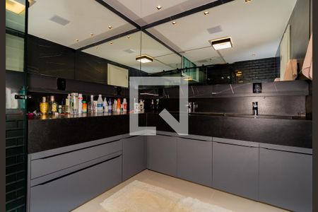 Apartamento à venda com 260m², 3 quartos e 2 vagas Apartamento à venda com 260m², 3 quartos e 2 vagasBanheiro da suíte 1