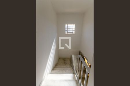 Escada de casa para alugar com 5 quartos, 232m² em Chácara Inglesa, São Paulo