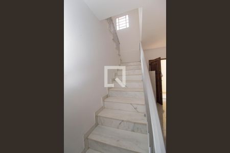 Escada de casa para alugar com 4 quartos, 232m² em Chácara Inglesa, São Paulo