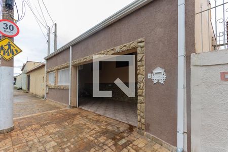 Casa à venda com 180m², 2 quartos e 2 vagas Casa à venda com 180m², 2 quartos e 2 vagasFachada