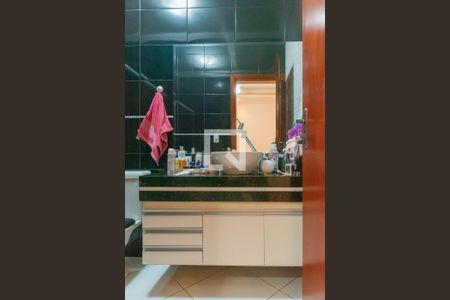 Casa à venda com 180m², 2 quartos e 2 vagas Casa à venda com 180m², 2 quartos e 2 vagasBanheiro da Suíte