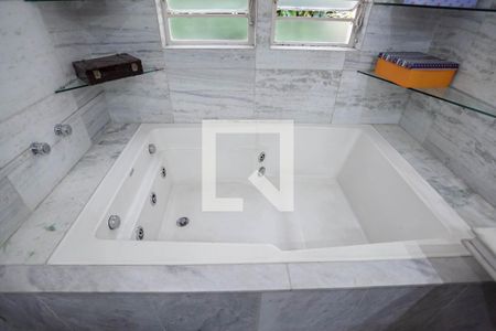 Casa à venda com 386m², 9 quartos e 4 vagasBanheiro da suíte