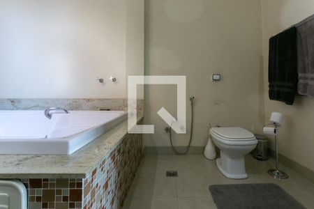 Casa à venda com 293m², 3 quartos e 4 vagasBanheiro da Suíte 1