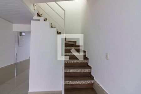 Escada de casa para alugar com 2 quartos, 200m² em Jardim Aeroporto, São Paulo