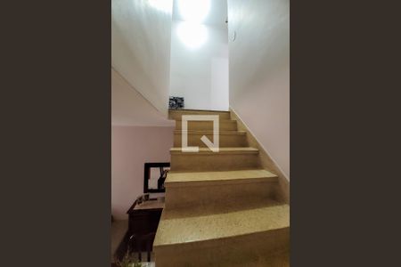 Casa à venda com 125m², 2 quartos e 2 vagas Casa à venda com 125m², 2 quartos e 2 vagasEscada