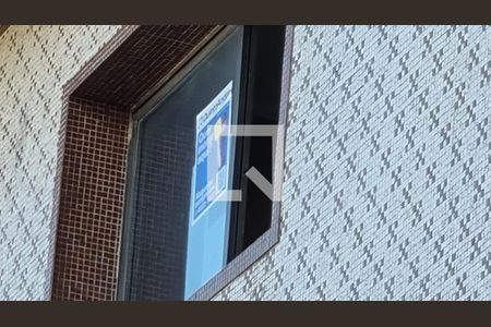 Apartamento para alugar com 100m², 2 quartos e sem vagaPlaquinha instalada na janela do imóvel