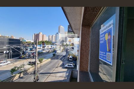 Apartamento para alugar com 100m², 2 quartos e sem vagaPlaquinha instalada na janela do imóvel