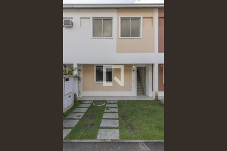 Casa de condomínio à venda com 83m², 3 quartos e 1 vaga Casa de condomínio à venda com 83m², 3 quartos e 1 vagaFachada
