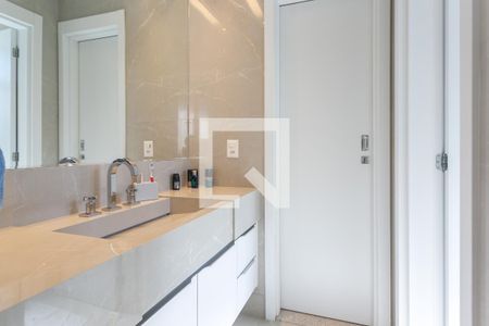 Apartamento à venda com 197m², 4 quartos e 4 vagasBanheiro das Suítes 1 e 2