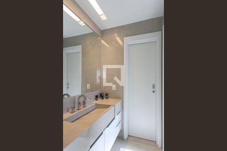 Apartamento à venda com 197m², 4 quartos e 4 vagasBanheiro das Suítes 1 e 2