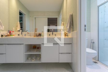 Apartamento à venda com 197m², 4 quartos e 4 vagasBanheiro da Suíte 4