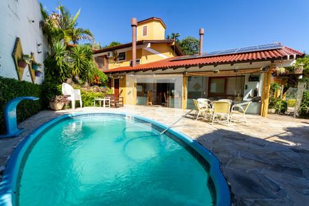 Casa à venda com 240m², 3 quartos e 2 vagasPiscina