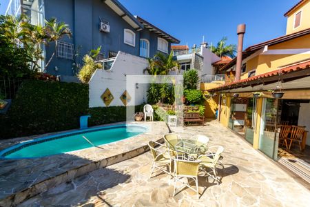 Casa à venda com 240m², 3 quartos e 2 vagasPiscina