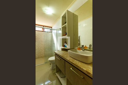 Casa à venda com 240m², 3 quartos e 2 vagasBanheiro