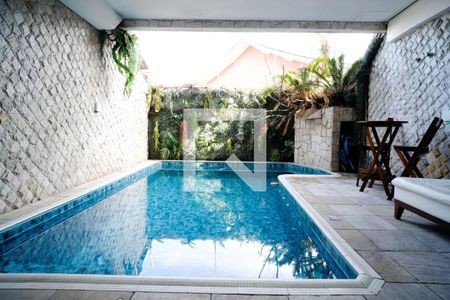 Casa para alugar com 262m², 3 quartos e 6 vagas Casa para alugar com 262m², 3 quartos e 6 vagasÁrea comum - Piscina