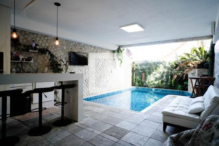 Casa para alugar com 262m², 3 quartos e 6 vagas Casa para alugar com 262m², 3 quartos e 6 vagasÁrea comum - Piscina