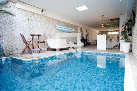 Casa para alugar com 262m², 3 quartos e 6 vagas Casa para alugar com 262m², 3 quartos e 6 vagasÁrea comum - Piscina