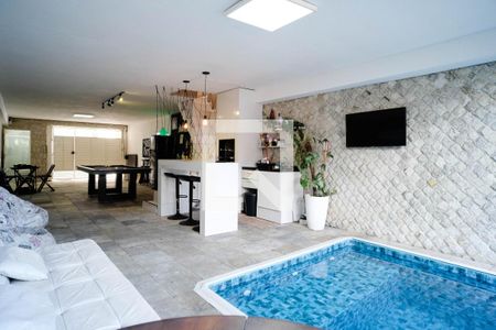 Casa para alugar com 262m², 3 quartos e 6 vagas Casa para alugar com 262m², 3 quartos e 6 vagasÁrea comum - Piscina