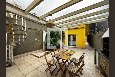 Casa à venda com 198m², 4 quartos e 2 vagasQuintal