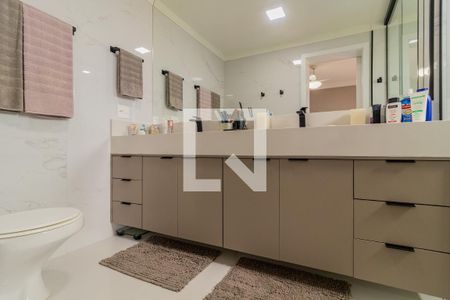 Apartamento à venda com 244m², 3 quartos e 4 vagasBanheiro da Suíte 1
