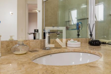 Apartamento à venda com 244m², 3 quartos e 4 vagasBanheiro da Suíte 2