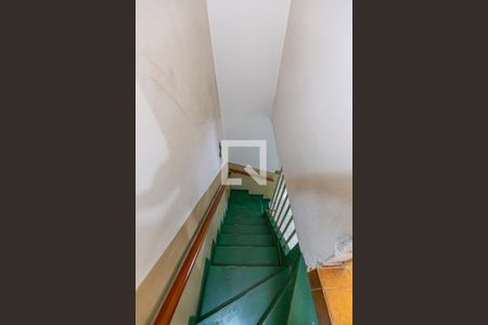 Escada Dormitórios de casa para alugar com 2 quartos, 130m² em Jardim Bela Vista, Santo André