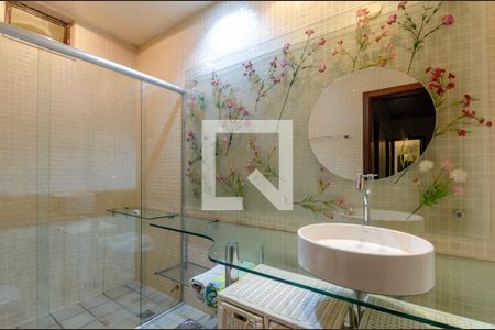 Casa à venda com 433m², 5 quartos e 8 vagas Casa à venda com 433m², 5 quartos e 8 vagasBanheiro Suíte 3