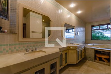 Casa à venda com 433m², 5 quartos e 8 vagas Casa à venda com 433m², 5 quartos e 8 vagasBanheiro suíte 1