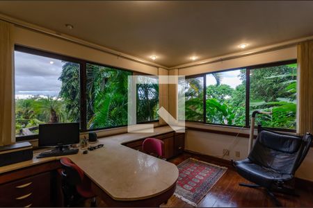 Casa à venda com 433m², 5 quartos e 8 vagas Casa à venda com 433m², 5 quartos e 8 vagasEscritório