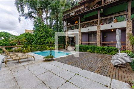 Casa à venda com 433m², 5 quartos e 8 vagas Casa à venda com 433m², 5 quartos e 8 vagasPiscina