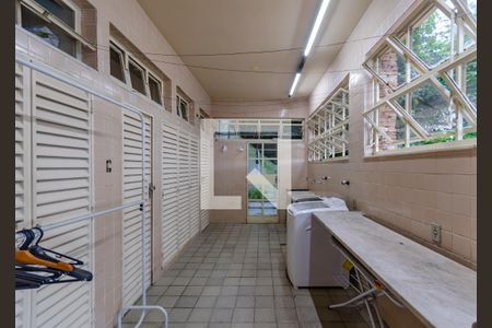 Casa à venda com 433m², 5 quartos e 8 vagas Casa à venda com 433m², 5 quartos e 8 vagasÁrea de Serviço