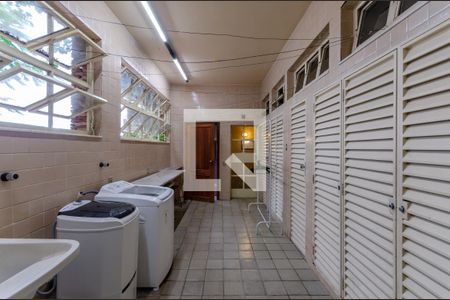 Casa à venda com 433m², 5 quartos e 8 vagas Casa à venda com 433m², 5 quartos e 8 vagasÁrea de Serviço